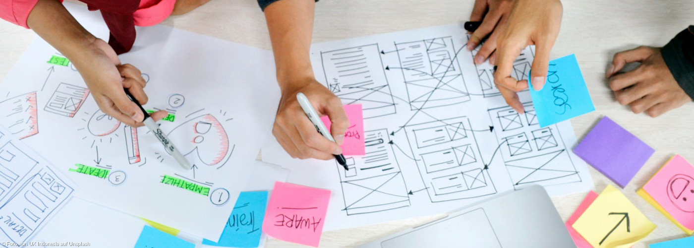 Teammitglieder sammeln Ideen auf Zetteln