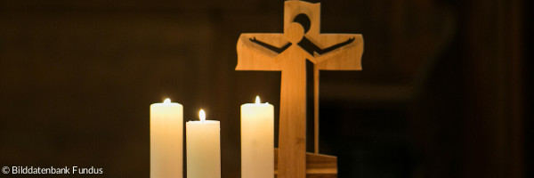kleiner Altar mit Holzkreuz
