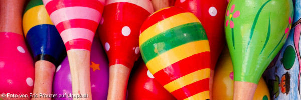 Eine Nahaufnahme vieler bunter Holzspielzeuge