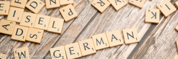 Scrabble-Steine zum Buchstabieren von Wörtern