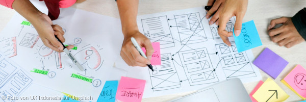 Teammitglieder sammeln Ideen auf Zetteln