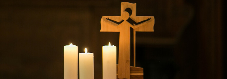 kleiner Altar mit Holzkreuz