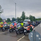 Polizei und Johanniter vor der Abfahrt zum Korso