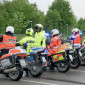 Polizei und Johanniter vor der Abfahrt zum Korso